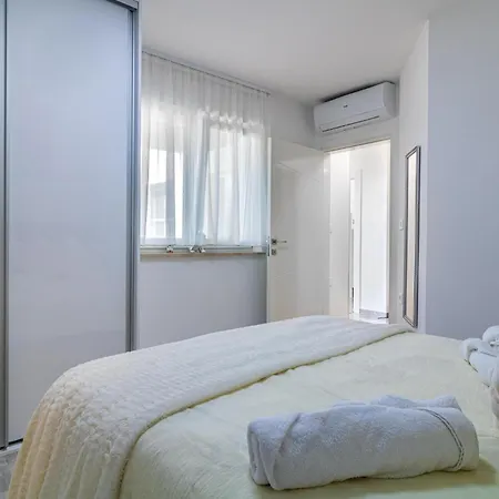 4 Bedroom Lovely In Liznjan