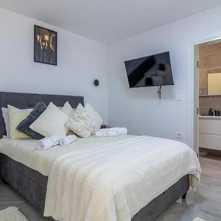 4 Bedroom Lovely In Holiday home