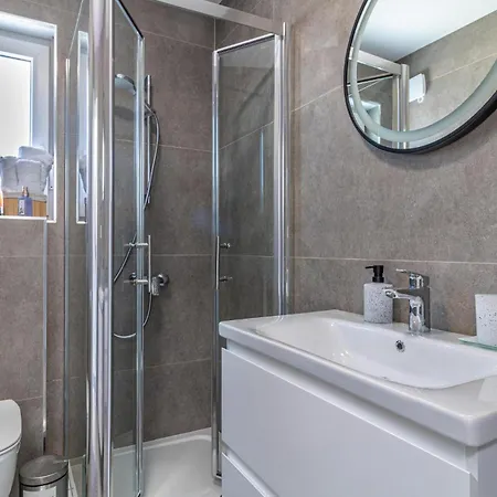 4 Bedroom Lovely In * Liznjan