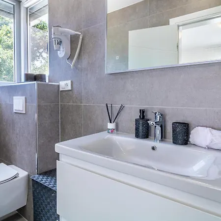 4 Bedroom Lovely In 別荘 Ližnjan