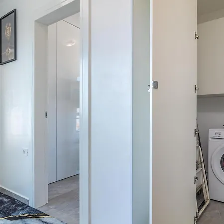 4 Bedroom Lovely In Liznjan