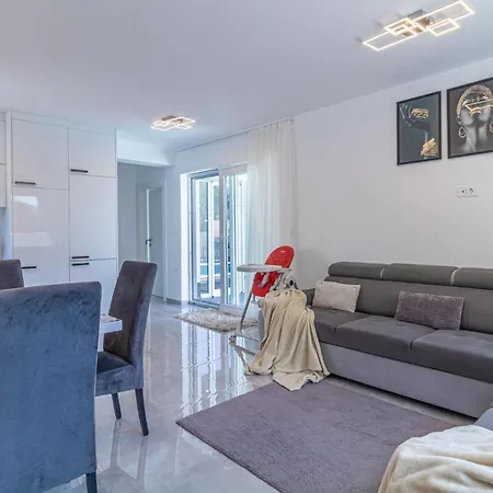 4 Bedroom Lovely In Liznjan