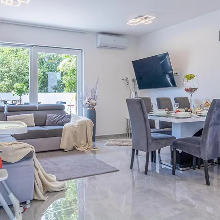 4 Bedroom Lovely In * Liznjan